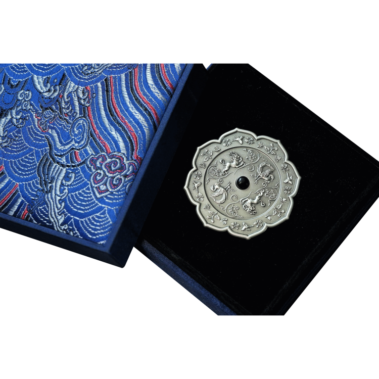 2 troy ounce zilveren munt Ancient Mirror Art 2021 perspectief 2